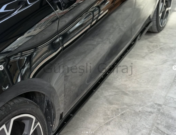 Cupra Leon Yan Lip (Plastik) (Parlak Siyah Boyalı)