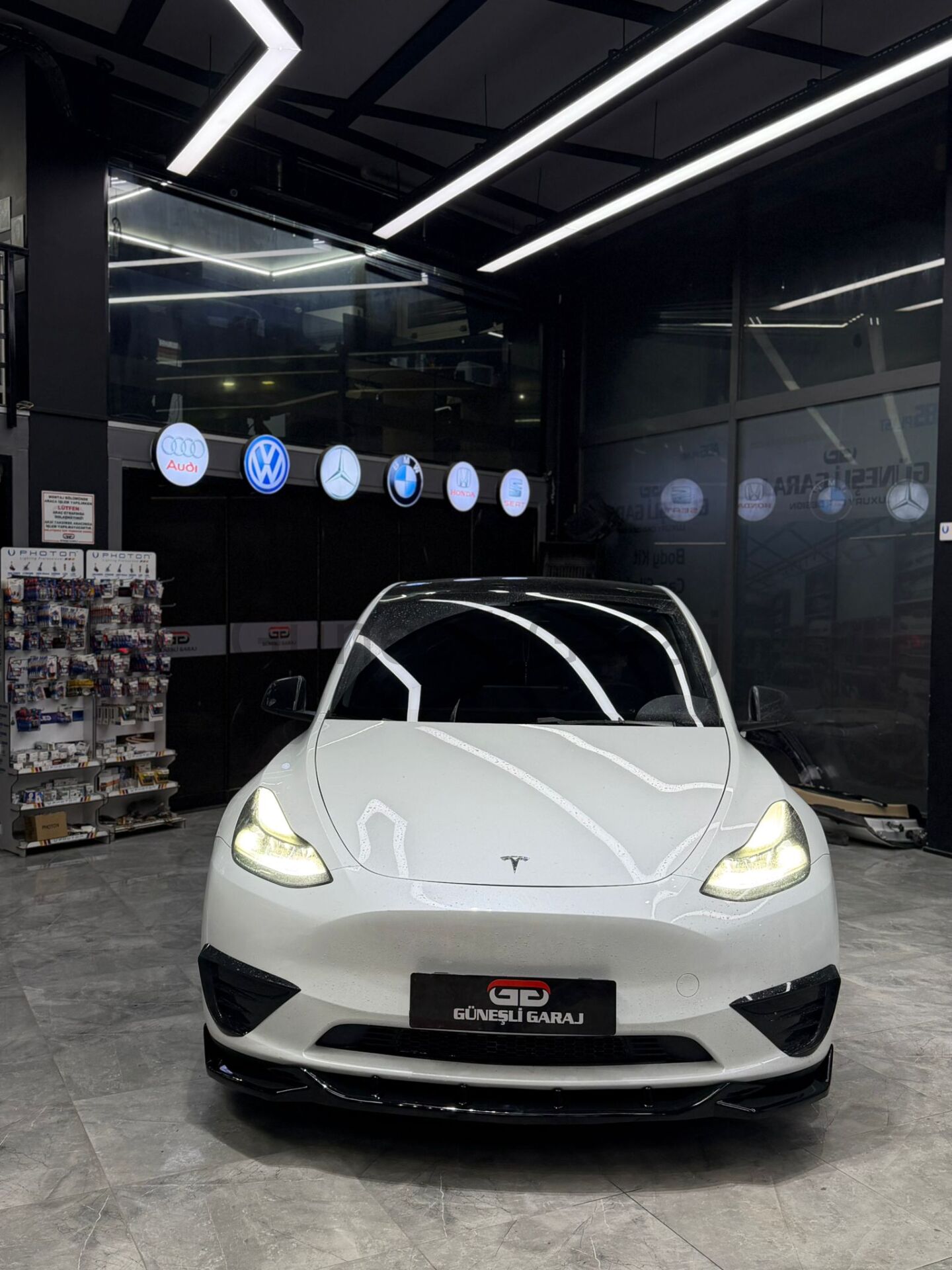 Tesla Model Y Ön Lip (Plastik) (Parlak Siyah Boyalı)