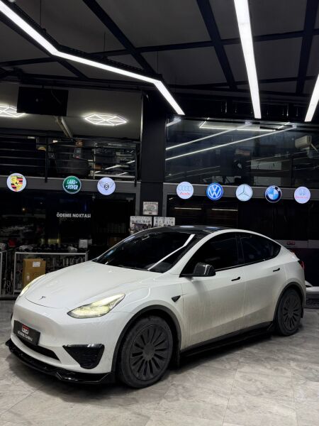Tesla Model Y Yan Marşpiyel (Plastik) (Parlak Siyah Boyalı)