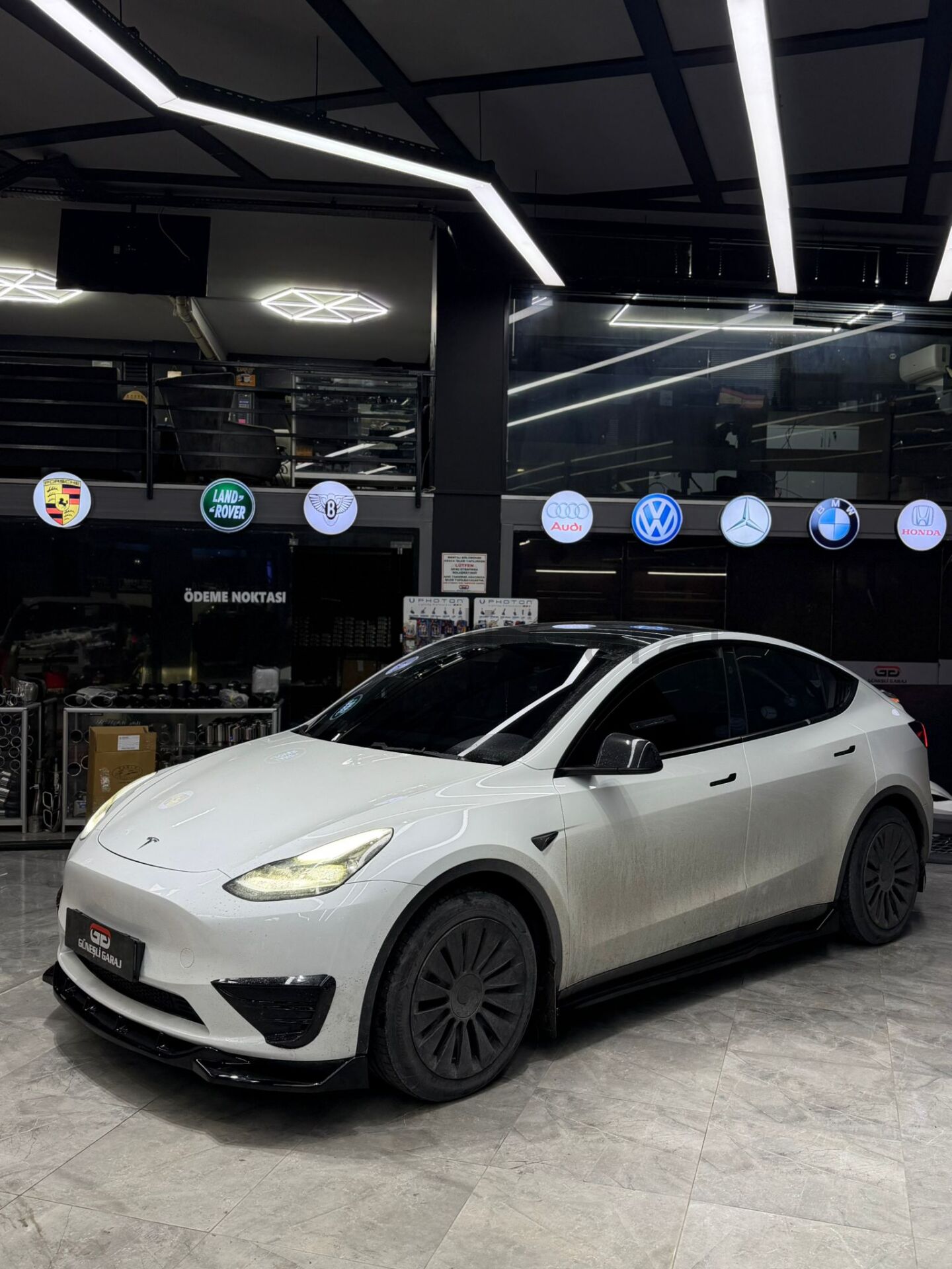 Tesla Model Y Yan Marşpiyel (Plastik) (Parlak Siyah Boyalı)