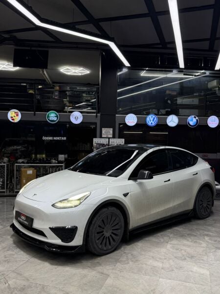 Tesla Model Y Yan Marşpiyel (Plastik) (Parlak Siyah Boyalı)