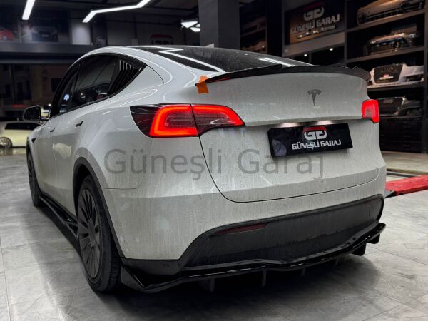 Tesla Model Y Spoiler (Plastik) (Parlak Siyah Boyalı)