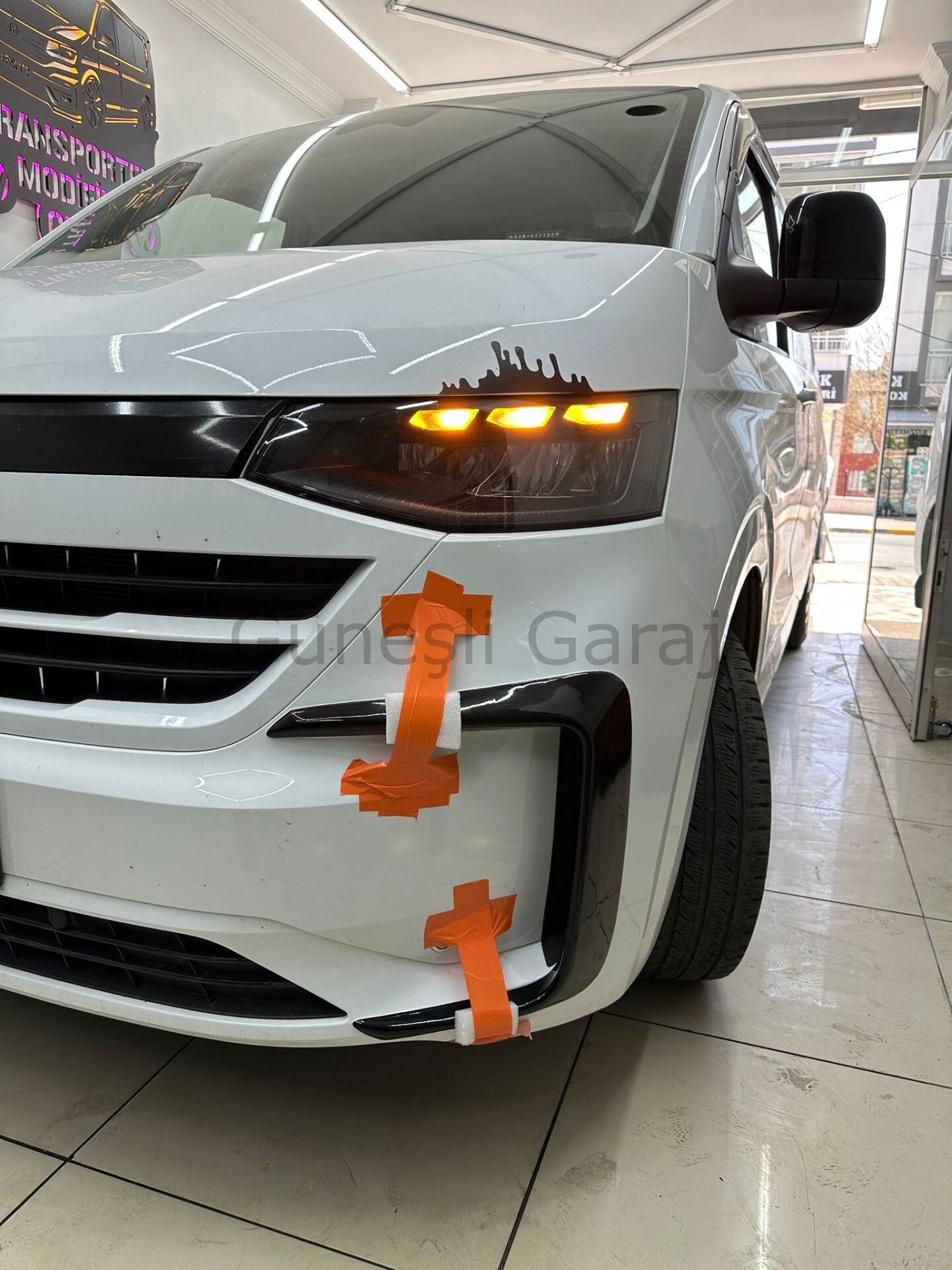 Volkswagen Transporter 2025 Ön Flap (Plastik) (Parlak Siyah Boyalı)