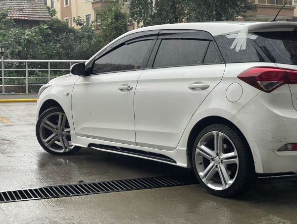 Hyundai i20 Custom Marşpiyel (Plastik)